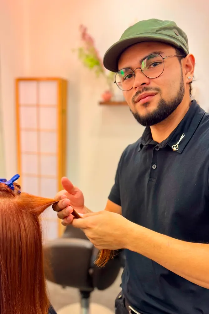 Moritz, Auszubildender im 2. Lehrjahr bei Friseur Schneider